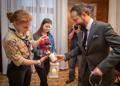 Skauti přivezli Betlémské světlo