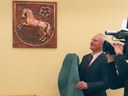 Náměstek primátora Zbyněk Pražák odhalil měděný reliéf se znakem města.