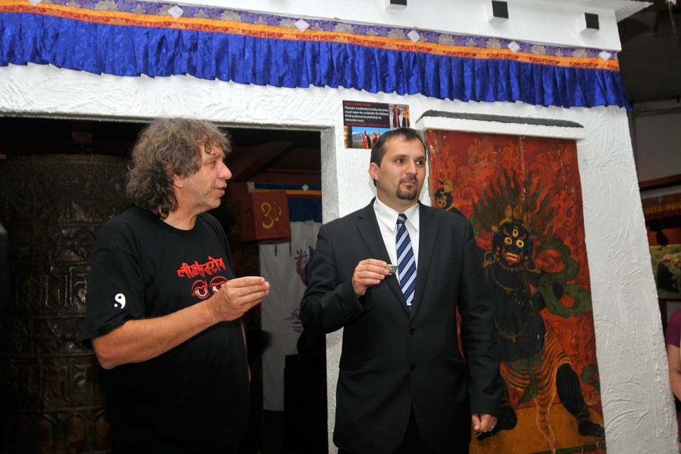 Rudolf Švaříček a Martin Štěpánek (vpravo) zahajují výstavu