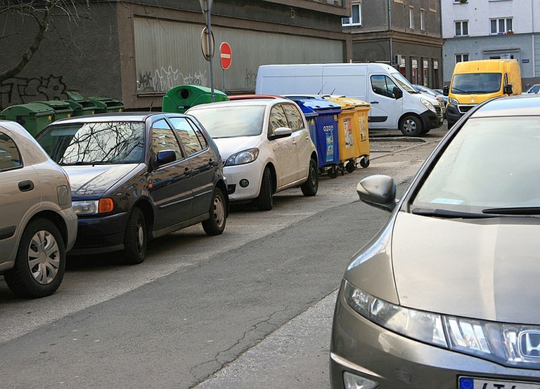 Špatně parkující auta blokují popeláře