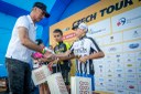 Ceny cyklistickým nadějím předával legendární hokejový brankář Domnik Hašek. 