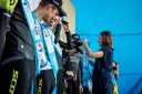 Náměstkyně primátora Andrea Hoffmannová dekoruje vítězný tým časovky. 