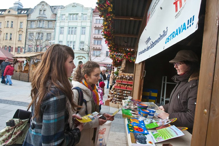 Stánek dobrovolníků na vánočních trzích