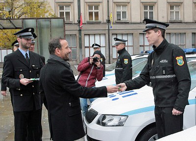 Strážníci převzali deset vozidel na CNG