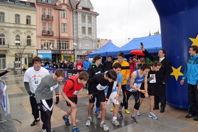 Středoškolské štafety běžely ve větru a dešti maraton 