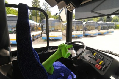 Maskot nízkopodlažních autobusů Solaris za volantem