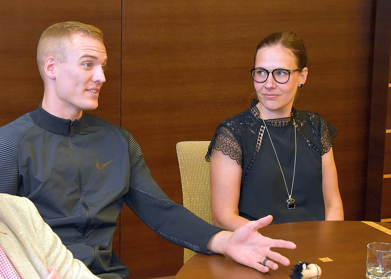 Náměstkyně Andrea Hoffmannová a Sam Kendricks.