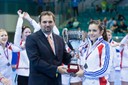 Martin Štěpánek předává pohár Francii