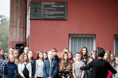 Tlapákovo jméno se vrací na nároží  