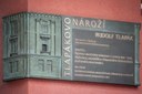 Pamětní deska Rudolfu Tlapákovi, která dává jméno nároží u školy. 