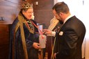 Primátor přispěl do kasičky koledníků. 