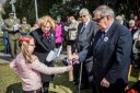Školáci pozdravili příbuzné zastřelených letců. 