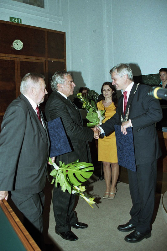 Vlevo J. Šimíček, za ním T. Čermák