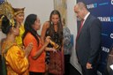 Hosté z Indonésie se zdraví s náměstkem primátora R. Babincem.