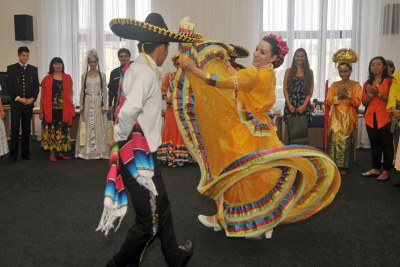 Ulice a náměstí v zajetí folkloru