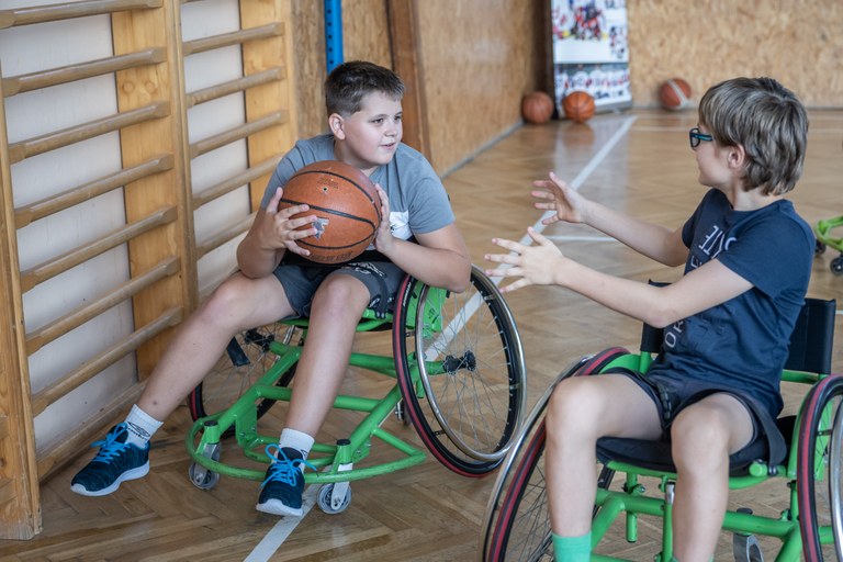 Unikátní vzdělávací program Para tour putuje opět po ostravských školách