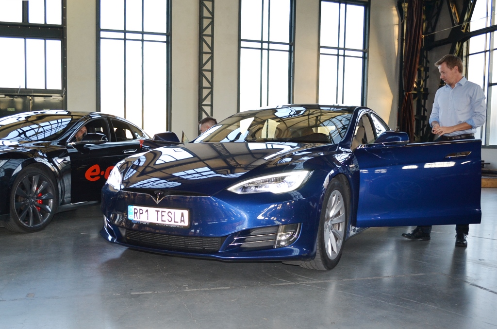 Trasu z Mnichova do Ostravy absolvoval i vůz Tesla. 