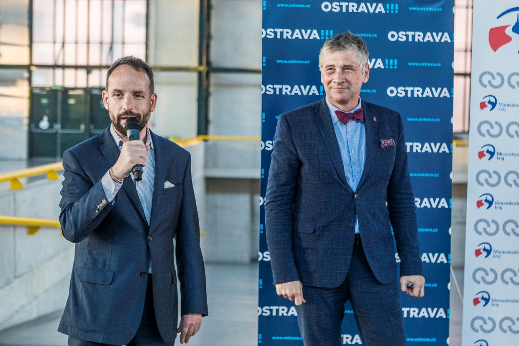 Účastníky eRallye přivítali v Ostravě primátor Tomáš Macura a hejtman Ivo Vondrák. 