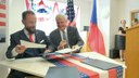 Memorandum podpsali primátor Ostravy Tomáš Macura a americký velvyslanec Stephen B. King.
