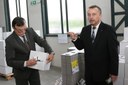 M. Kvarčák a I. Krčmář ukazují kartonové „krabice“.