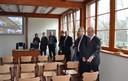 Hosté při prohlídce učebny.