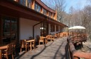 Terasa restaurace u výběhu asijských kopytníků.