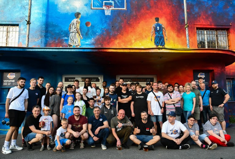Velkoplošná malba na hale Tatran jako poděkování hráčům, fanouškům i hold legendární budově