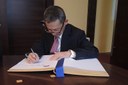 Thajský velvyslanec Narong Sasitorn píše do pamětní knihy města Ostravy