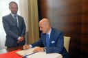 Velvyslanec Aldo Amati podepisuje pamětní knihu města