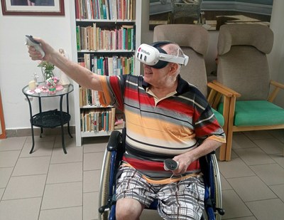 Virtuální realita v rukou ostravských seniorů není jen zábava, ale také i terapie