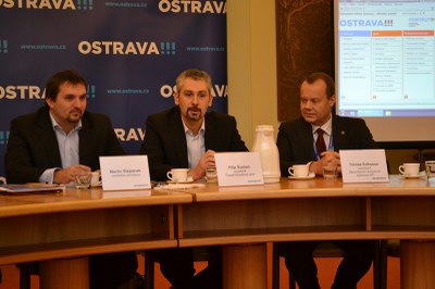 Zleva náměstek primátora M. Štěpánek, prezident České florbalové unie Filip Šuman a prezident Mezinárodní florbalové federaceTomas Eriksson.