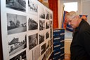 Návštěvníci křtu knihy si se zájmem prohlíželi také výstavu historických fotografií Hrabové. 