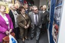 Vítěz OH V. Mácha si prohlíží fotky z olympiád