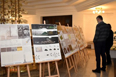 Výstava návrhů na památník veteránů je nyní v radnici