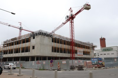 Výstavba parkovacího domu u městské nemocnice probíhá podle plánu, hotový má být na jaře 2024 