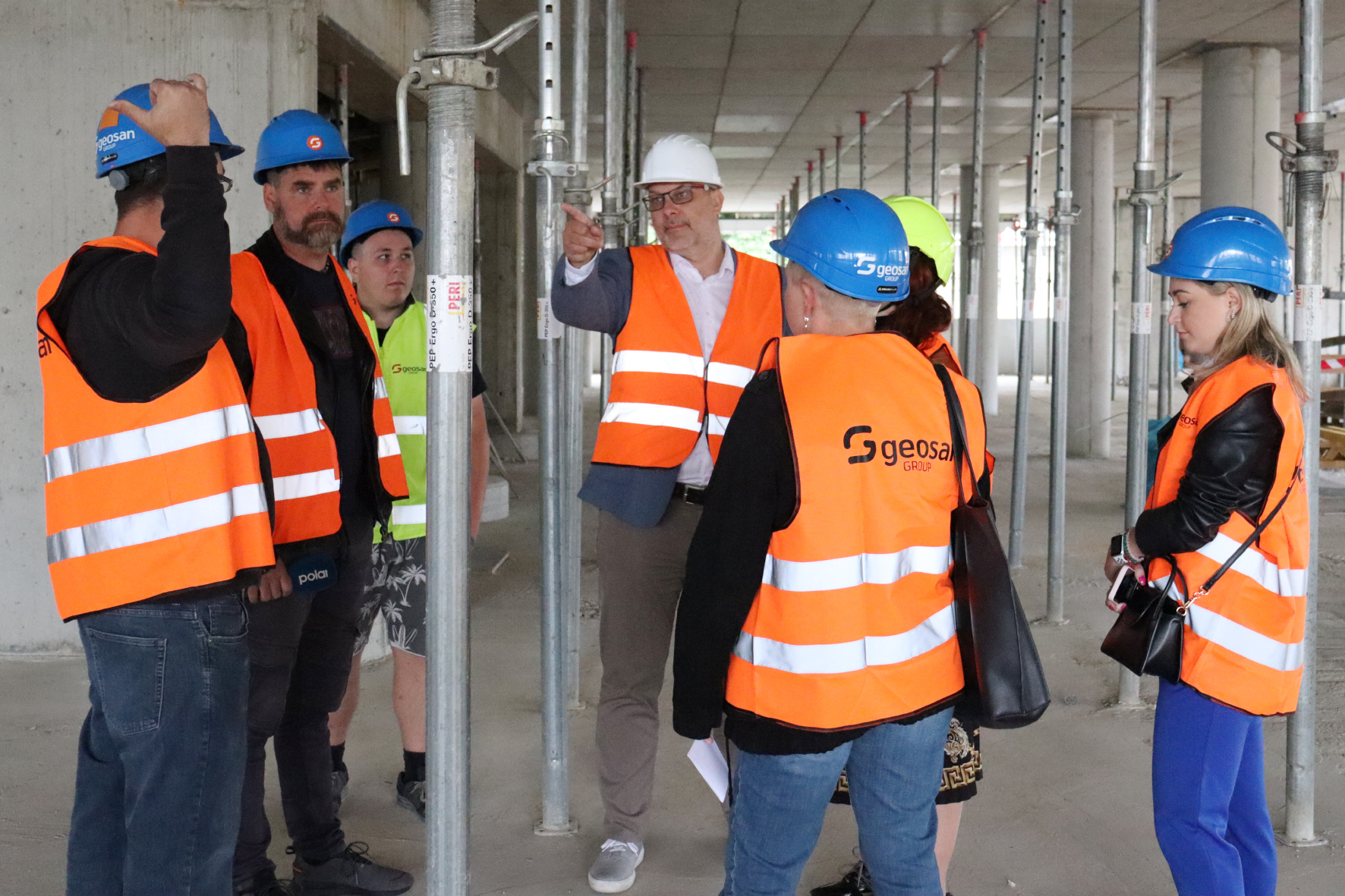 Výstavba parkovacího domu u městské nemocnice probíhá podle plánu