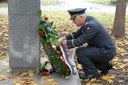 Brig. gen. J. Šebesta u pomníku. 