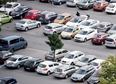 Vznikají parkoviště pro stovky aut 