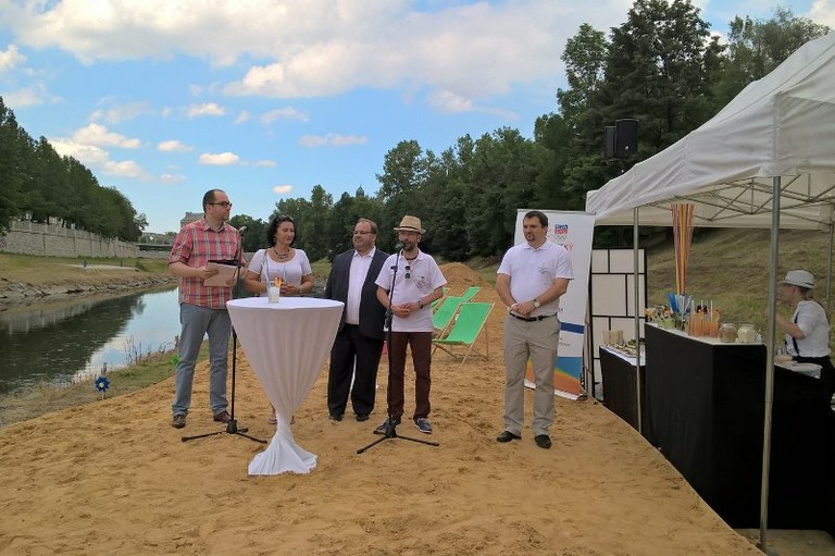 Z olympijské výstavy na písečnou pláž