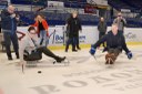 Náměstkyně primátora Andrea Hoffmannová si s Dominikem Haškem vyzkoušela, jak se para hokej hraje. 