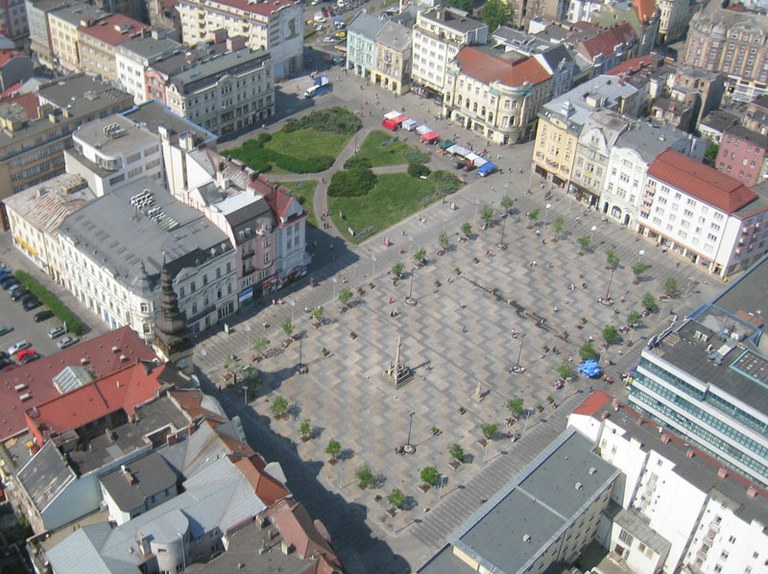 Začaly opravy poškozené dlažby na Masarykově náměstí 