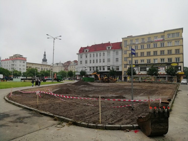 Začaly úpravy prostranství vedle Masarykova náměstí 