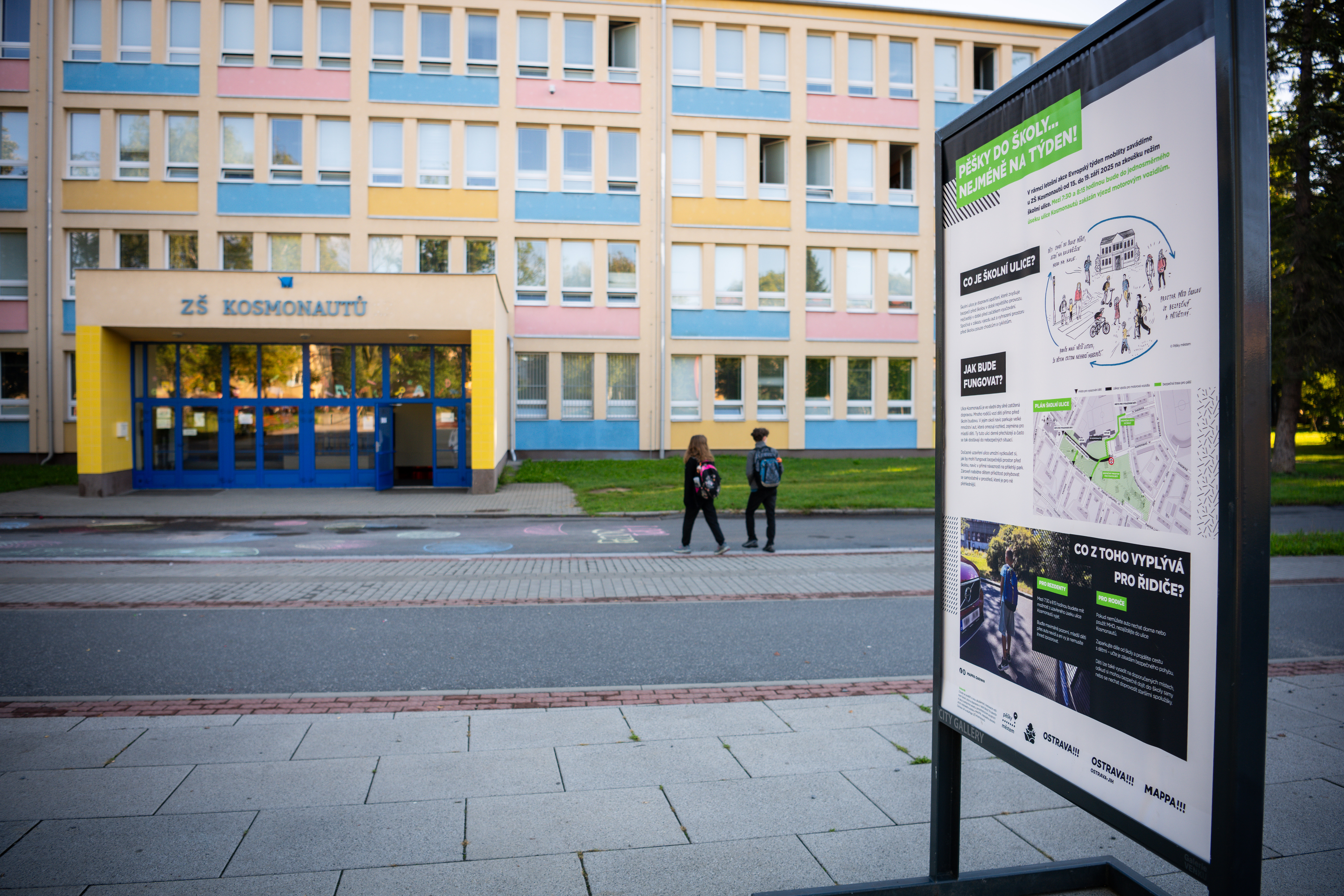 Informační tabule před ZŠ Kosmonautů