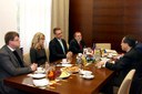 Účastníci přijetí jihokorejského velvyslance v Nové radnici. 