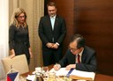 Velvyslanec Moon Seoung-Hyuna se zapsal do pamětní knihy města.