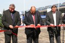 Zprava T. Sucharda, D. Kurucz a P. Surý při stříhání pásky.