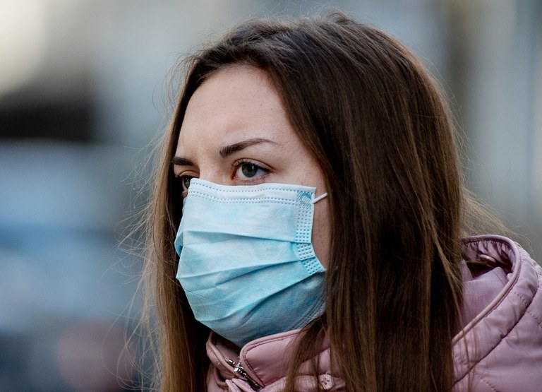 Zákaz vycházet bez zakrytých dýchacích cest, hodiny pro nákupy seniorů 