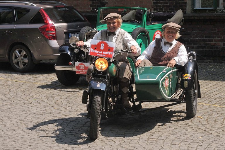 Zastávka moto veteránů pod Landekem 