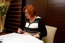 Renáta Huserová se podepisuje do pamětní knihy města. 