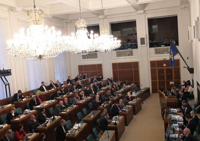 Zastupitelé schválili peněžitý dar obětem útoku ve fakultní nemocnici